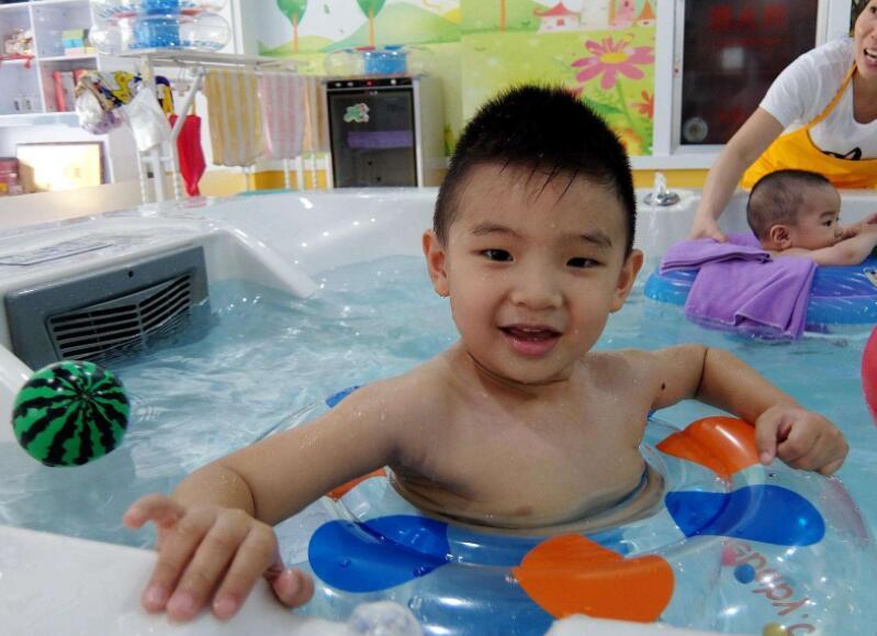 開一家幼兒游泳館代理店成了很多投資者的創業選擇