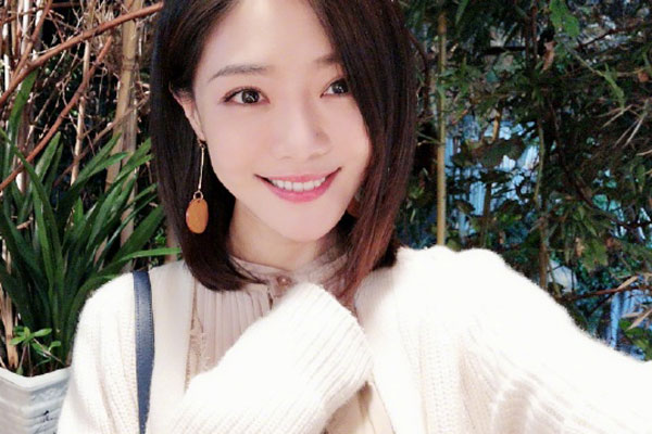 鄧家佳火鍋店地址名字 娛樂(lè)圈并不好混再說(shuō)她長(zhǎng)得也不是特別漂亮