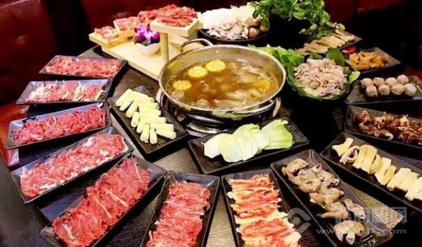 宮?；疱? /></p>
<p>正宗的紅油鍋底，辛辣清湯正好適合胃口</p>
<p>在湯底，龔?；疱伿褂弥貞c的正宗紅油。鍋的底部從肉到蔬菜再到鍋的底部都很優(yōu)雅。它可以確保碗碟干凈。新鮮的牛肉沿著湯被倒入鍋的底部，不時(shí)滾動(dòng)著乳白色泡沫。它顯示在浸泡鍋中。繼承的配方創(chuàng)造了其他家庭無法模仿的美味。即食牛肉和豆腐一樣豐富，你不能阻止它。</p>
<p>百年高湯的配方，加上中草藥調(diào)味料</p>
<p>宮?；疱佒铝τ谔剿鞯氐赖拿牢叮共煌貐^(qū)的食客都能品嘗到地道的味道。宮?；疱伻〔挠诰哂邪倌隁v史的高湯配方，它是通過壓碎30多個(gè)珍貴的調(diào)味料制成的。其他人將永遠(yuǎn)無法模仿。</p>
<p><img src="http://m.mrvs.com.cn/d/file/p/2021/05-14/287dd3cf95a638406e63cf61bc7b0cbd.jpg" alt=