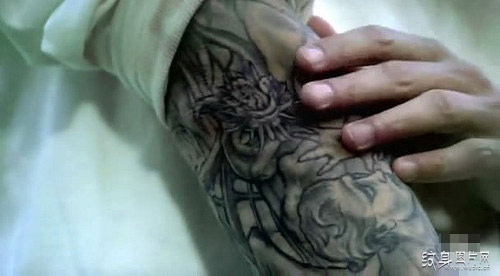 越獄紋身男主角全圖解讀，紋身的另類用法