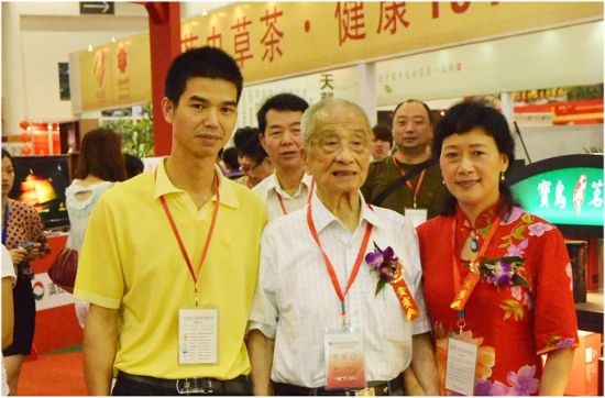 茶業(yè)界泰斗張?zhí)旄５皆L名茶小鎮(zhèn)，直夸名茶小鎮(zhèn)“模式好 前景好”