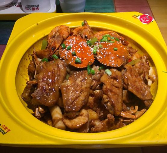 巴啦嘴肉蟹煲加盟